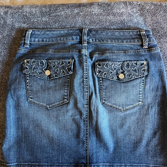 Denim skirt like new. No signs of wear and tear. Size 4 - Picture 2 of 3